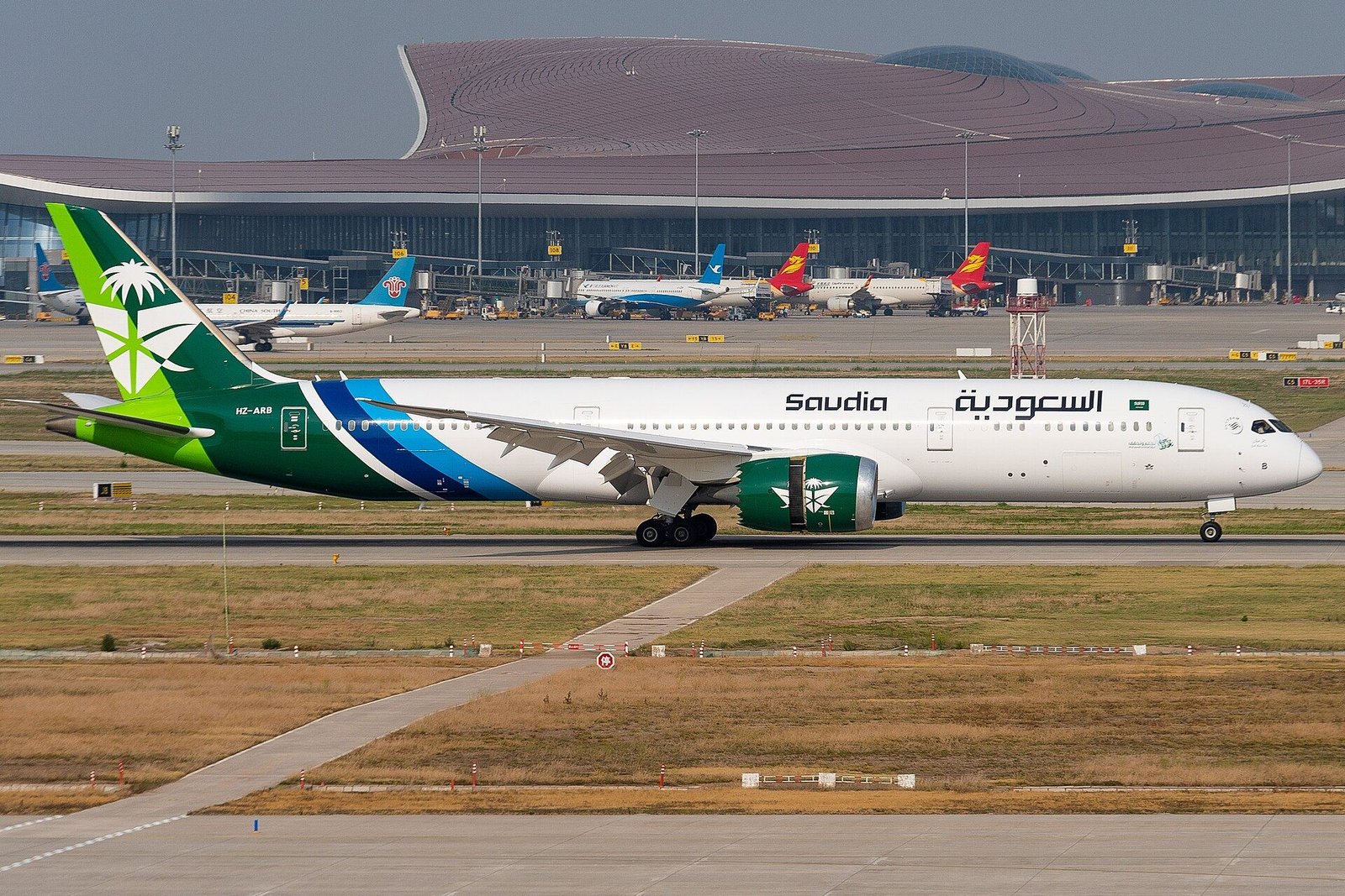 Pesawat Boeing 787 Saudia Airlines di landasan